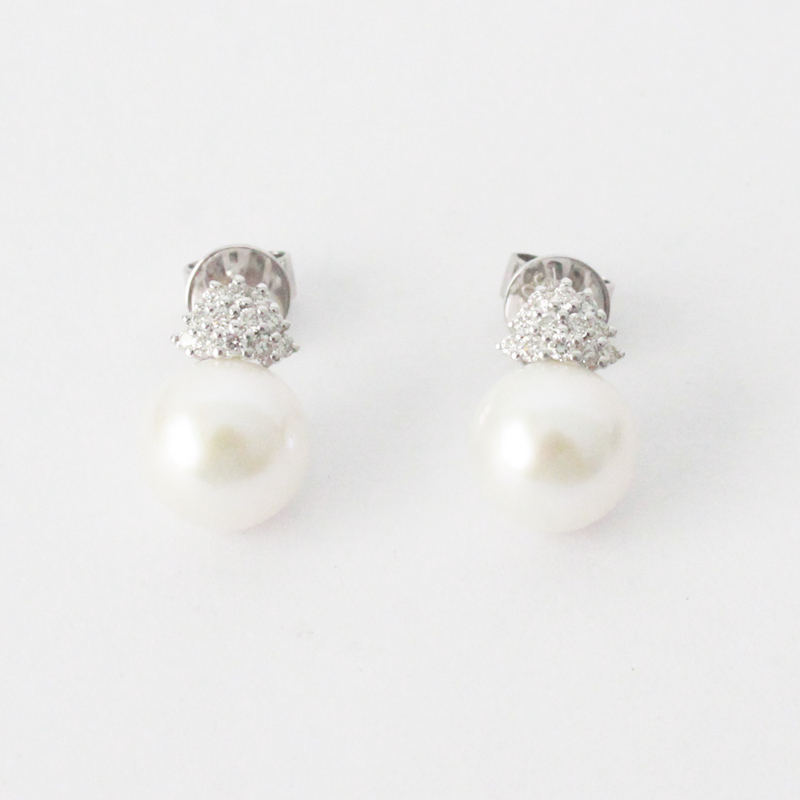 ARETES WHITE PEARL